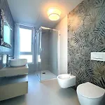 Stunning With Pool And Lagoon View Willa