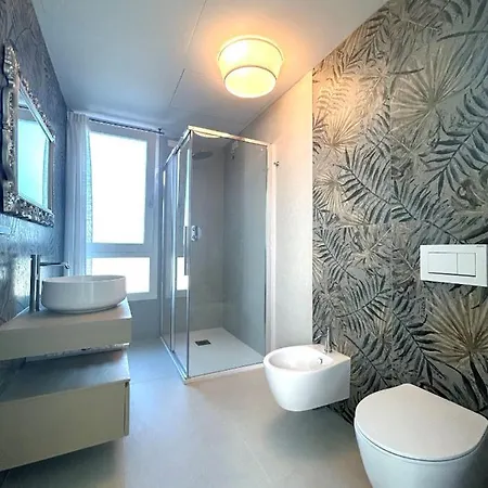 Stunning With Pool And Lagoon View Willa