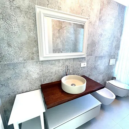 Stunning With Pool And Lagoon View *